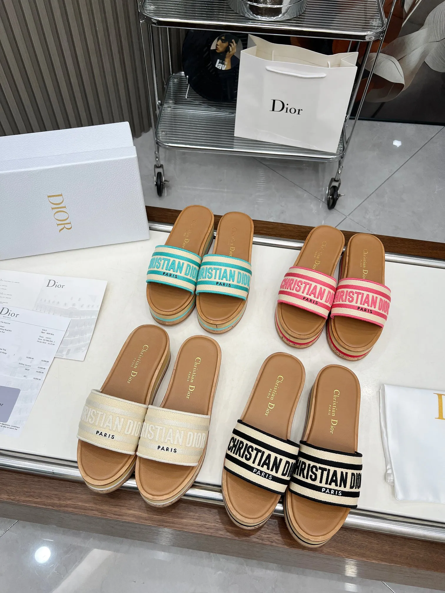 👟👟Ex-factory price 520👟👟 Dior's new spring and summer IVIETA DWAY jelly-colored flat-soled one-slip women's shoes with CD letter logo three-dimensional embroidery thick-soled round-toe open-toe slippers. The original version is developed to be the top version on the market. It feels soft and delicate on the feet and is extremely comfortable. Material: Upper imported raffia electric embroidery high-temperature water-soluble cotton technical fabric + water-dyed cowhide foot lining + original consistent combination outsole Outsole: original outsole Size: 35-42 (40.41.42 custom-made, non-refundable and non-exchangeable)